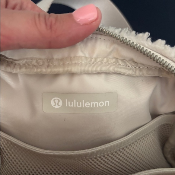 RARE Lululemon White Fleece Bunny Belt Bag - Picture 4 of 10